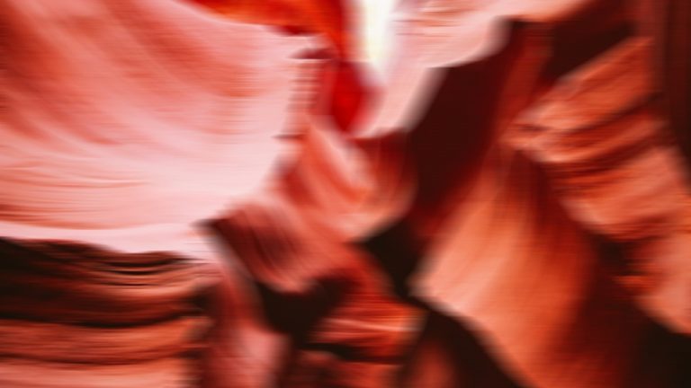 Abstrakte Fotografie: Bewegungsunschärfe Abstrakte Fotografie von roter Felswand mit Bewegungsunschärfe