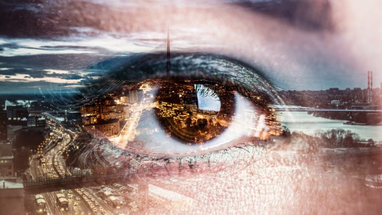 Abstrakte Fotografie eines Stadtpanoramas mit Auge