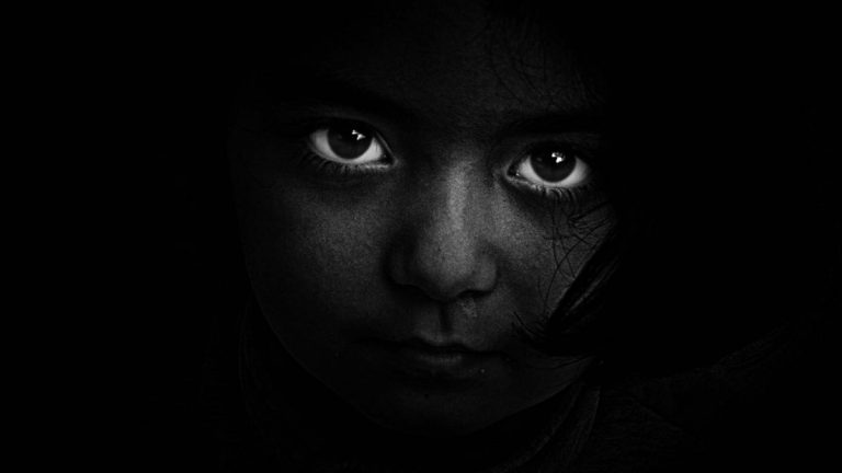 Abstrakte Fotografie: Licht und Schatten Abstrakte Fotografie: Porträt mit wenig Licht