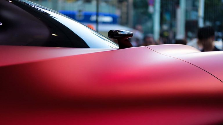 Abstrakte Fotografie: Ungewohnter Bildausschnitt Abstrakte Fotografie von rotem Auto aus großer Nähe