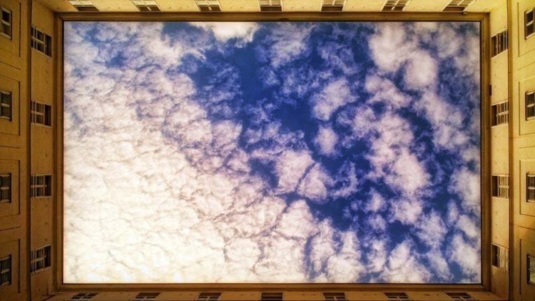 Abstrakte Fotografie lässt Himmel von Häuserfront einrahmen