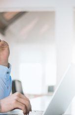 Abwesenheitsnotiz einrichten am Laptop im Büro