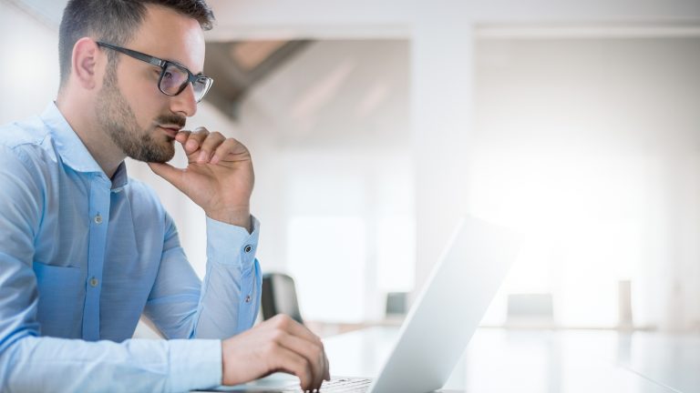 Abwesenheitsnotiz einrichten am Laptop im Büro