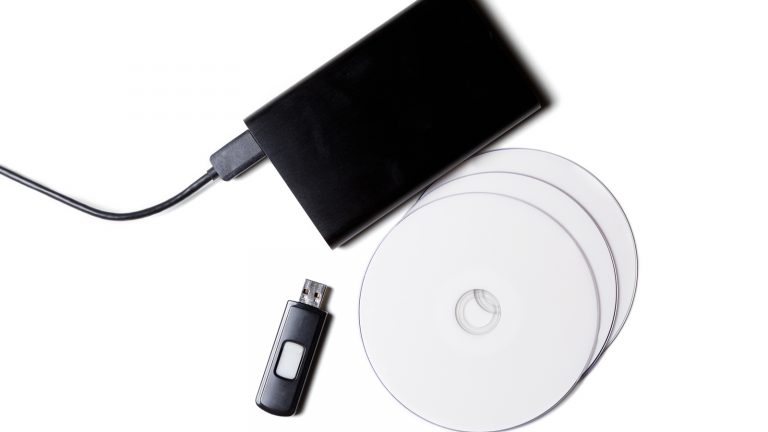 Rohlinge neben externer Festplatte und USB-Stick Rohlinge neben externer Festplatte und USB-Stick