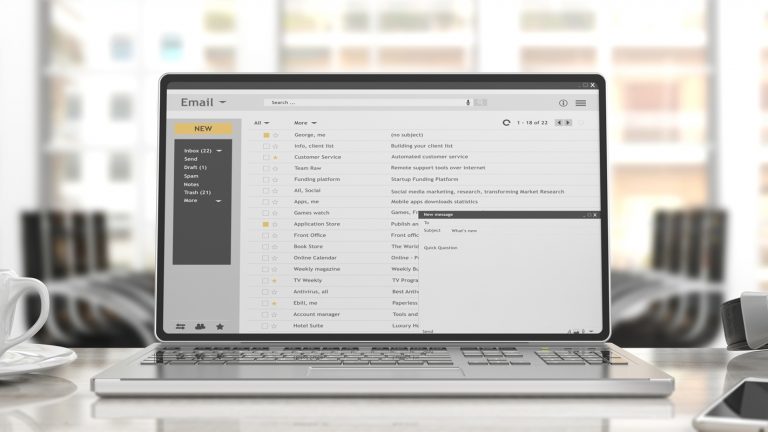 E-Mail-Posteingang auf einem Laptop im Büro