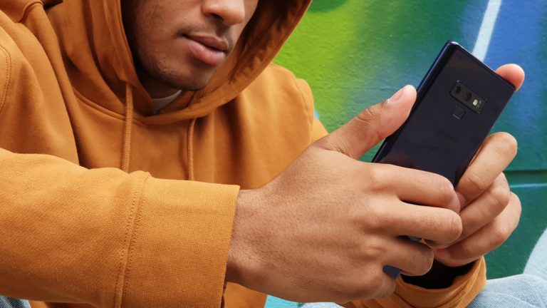 Galaxy Note9 Junger Mann bedient Galaxy Note9