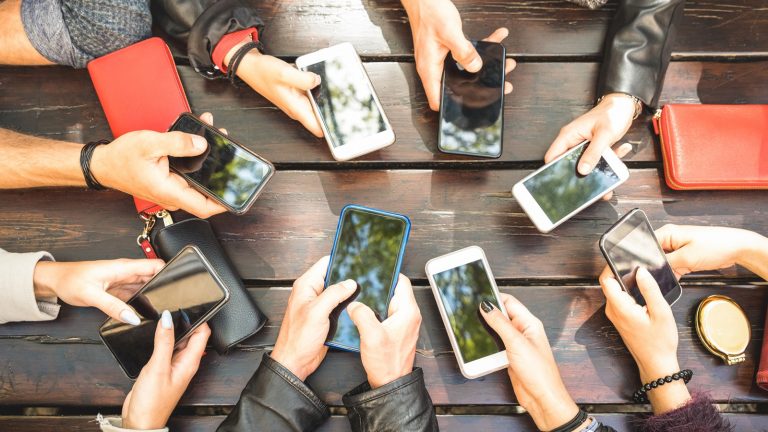 iPhone-Fotos sortieren: Fotos mit der richtigen Ordnung schnell zeigen Acht Hände aus der Vogelperspektive zeigen Smartphones