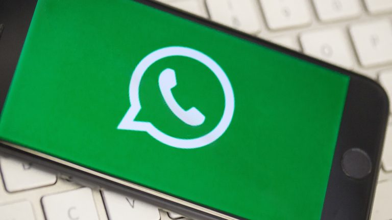 Klingeltöne zuweisen: WhatsApp Smartphone mit WhatsApp-Logo auf dem gesamten Display