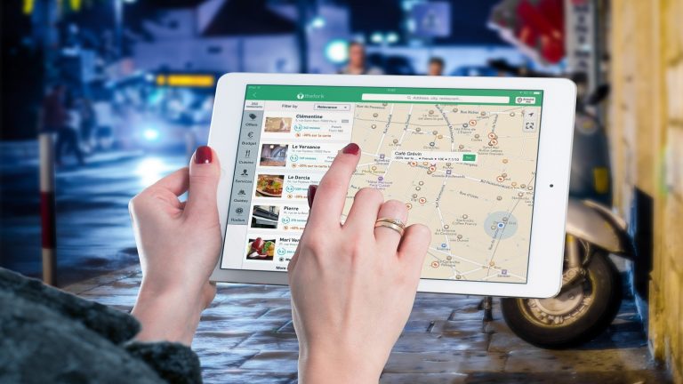 Google Assistent in Messages und Maps: Rollout startet Frau am Tablet mit Google Maps