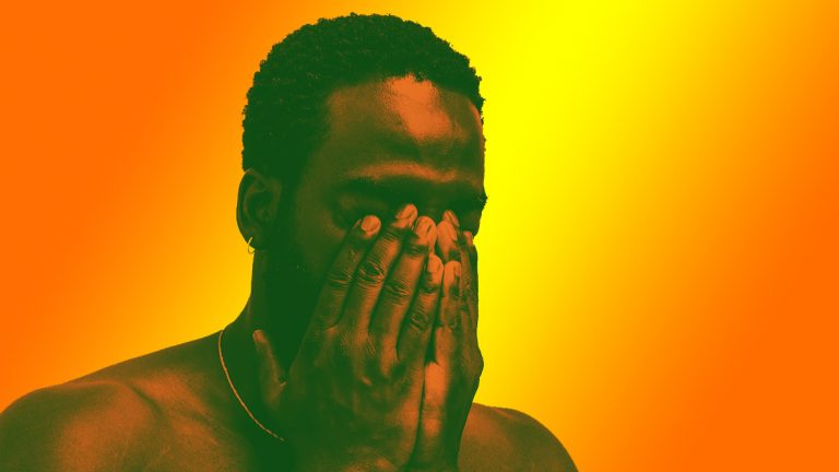 Photoshop Duotone-Effekt: Hintergrund mit Farbverläufen Duotone-Foto von einem Mann mit Orange und Grün vor einem gelb-orangenen Farbverlauf