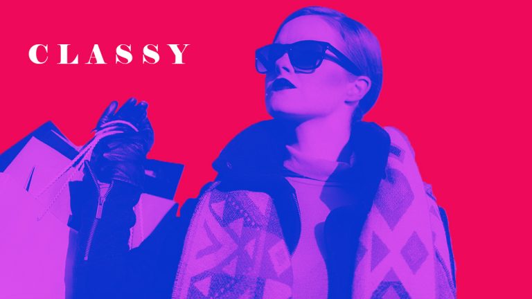 Photoshop Duotone-Effekt mit Schrift verzieren Duotone-Foto von einer Frau in Pink und Blau mit magentafarbenem Hintergrund und klassischem Schriftzug