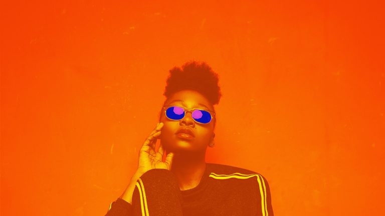 Photoshop Duotone-Effekte kombinieren Duotone-Foto von einer Frau in Gelb und Orange mit Sonnenbrille in separatem Duotone