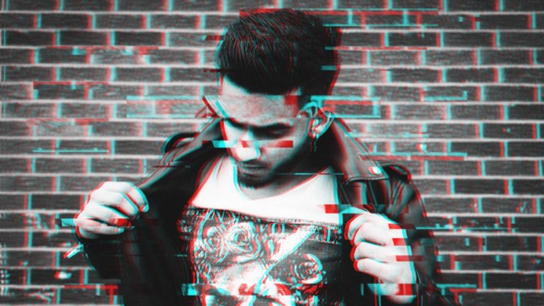 Photoshop: Glitch-Effekt deutlich sichtbar Glitch-Effekt in Adobe Photoshop mit Foto eines jungen Mannes mit Lederjacke