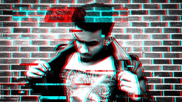 Photoshop Glitch-Effekt intensiviert Junger Mann wird durch Glitch-Effekt mit Körnung in Photoshop verzerrt