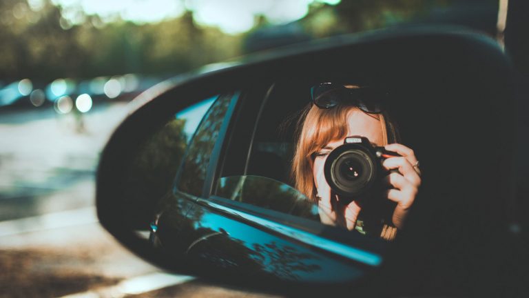 Selbstportrait fotografieren: So gelingt das Foto Selbstporträts fotografieren: Tipps für das perfekte Foto vom Ich