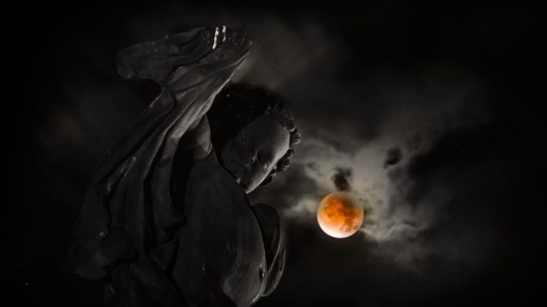 Blutmond fotografieren: Bewölkung Blutmond mit Wolken und Engelsstatue fotografiert