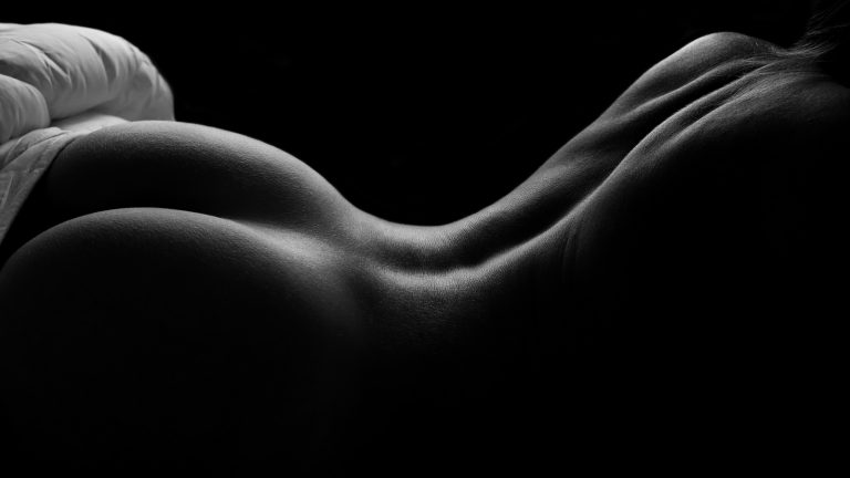 Aktfotografie Beispiel Großaufnahme Frauenrücken und Po