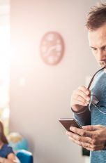 Mann deaktiviert In-App-Käufe auf seinem Smartphone
