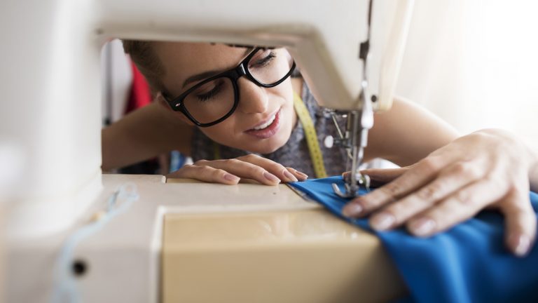 Das Reinigen der Nähmaschine sorgt für einwandfreie Leistung
