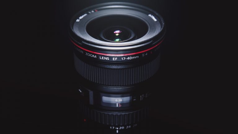 Ein Objektiv mit kurzer Brennweite (17 mm) und hoher Lichtstärke (1.4) ist ideal für das Fotografieren von Polarlichtern geeignet. Ein Objektiv mit kurzer Brennweite (17 mm) und hoher Lichtstärke (1.4) ist ideal für das Fotografieren von Polarlichtern geeignet.