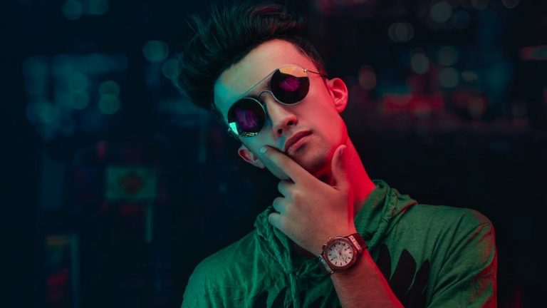 Photoshop: Kontrastreiche Neonfarben Mann mit Sonnenbrille wird in grünes und rotes Neonlicht getaucht