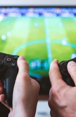 Mann und Frau spielen Playstation