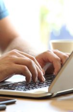 Virtuelles Laufwerk erstellen: Mann tippt auf einer Laptop-Tastatur