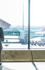 Mann greift am Flughafen per VPN auf Heimnetzwerk zu