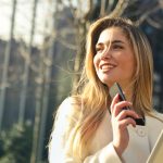 Frau mit Samsung Galaxy Note 10