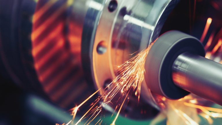 Industriefotografie mit sprühenden Funken an einer Maschine