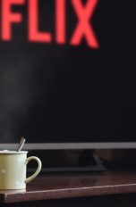 Netflix-Schriftzug auf Fernseher