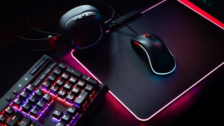 Gamer-Tastatur und -Maus mit LED-Beleuchtung an PS4 anschließen Gamer-Tastatur und -Maus mit LED-Beleuchtung an PS4 anschließen