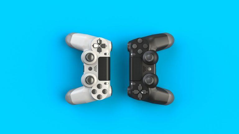 Zwei PS4-Controller vor türkisem Hintergrund Zwei PS4-Controller vor türkisem Hintergrund