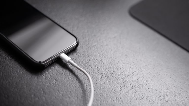 iPhone entladener Akku Ordnungsgemäßes Aufladen bringt den iPhone-Akku in Schwung