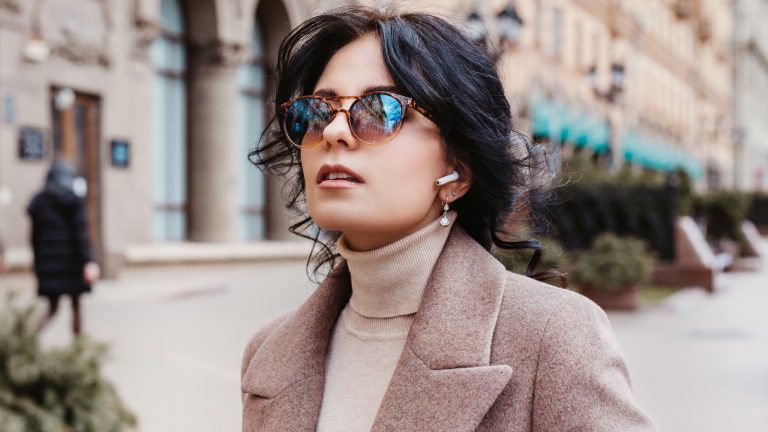 Frau auf der Straße mit AirPods im Ohr