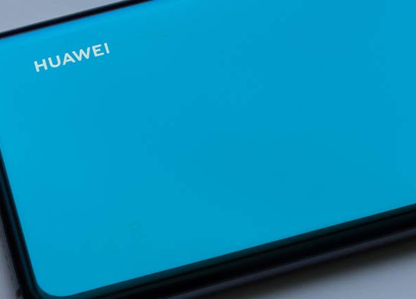 Huawei Logo und Mitarbeiter