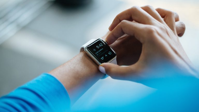 Notruf Smartphone Apple Watch Durch längeres Drücken der Seitentaste aktiviert die Apple Watch einen Anruf an den Notruf-Dienst