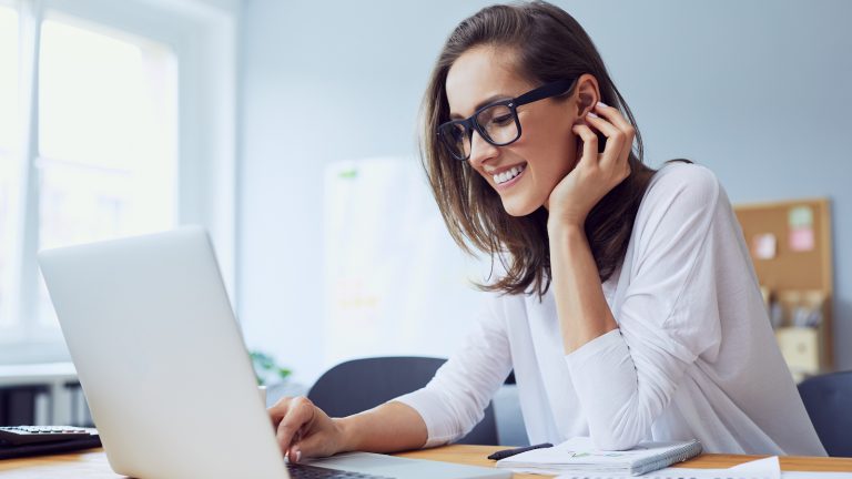 Junge Frau nutzt PowerPoint am Laptop