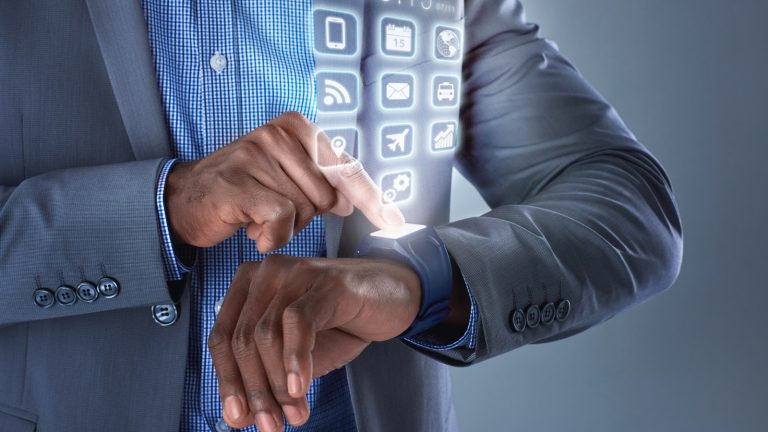 Mann schaltet Flugmodus der Apple Watch ein