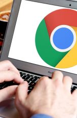 Männerhände bedienen ein Laptop mit Symbol des Google-Browsers auf dem Display