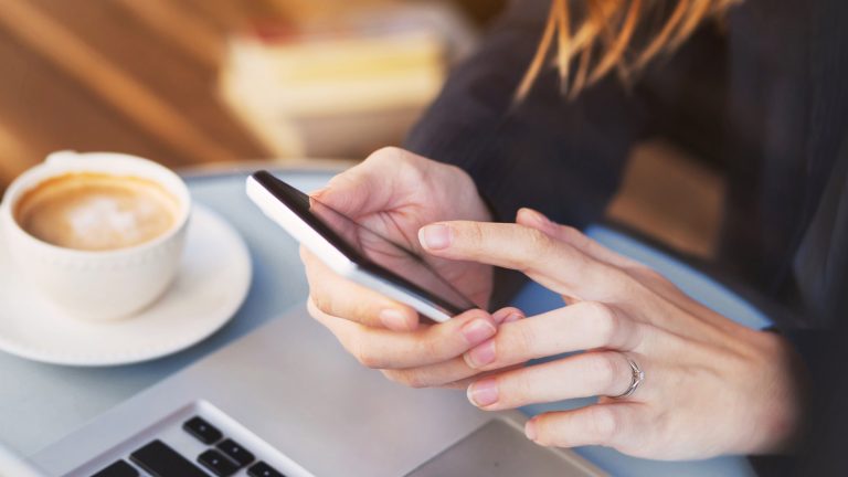 Frau entsperrt ihr iPhone per Touch ID Frau entsperrt ihr iPhone per Touch ID