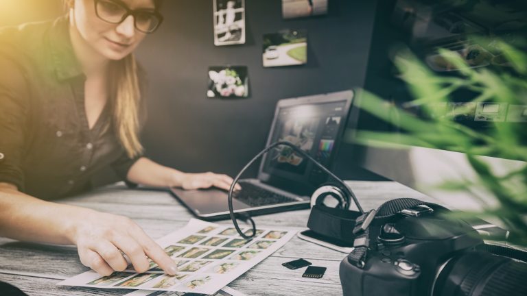 Frau am Arbeitsplatz bearbeitet Fotos