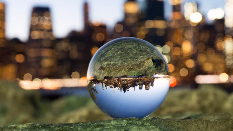Glaskugel-Fotografie: So gelingen dir die surrealen Aufnahmen