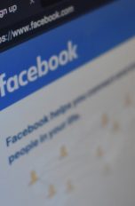 Facebook-Webseite auf dem PC-Bildschirm