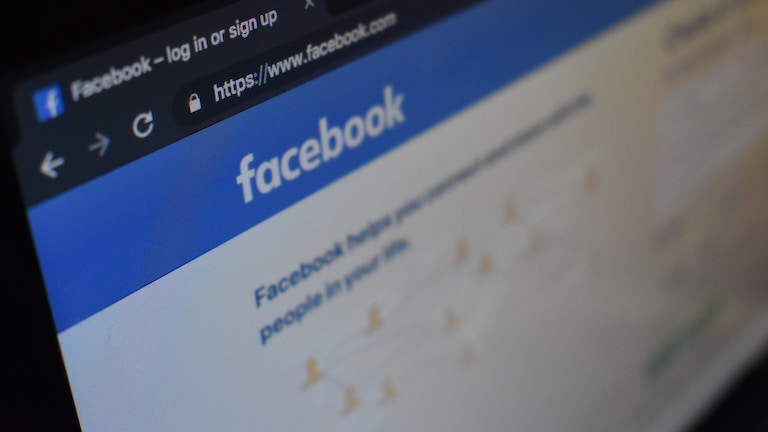 Facebook-Webseite auf dem PC-Bildschirm