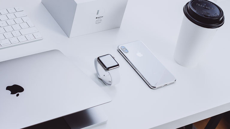 Apple: Chefdesigner verlässt Unternehmen nach 27 Jahren Apple-Produkte auf Schreibtisch