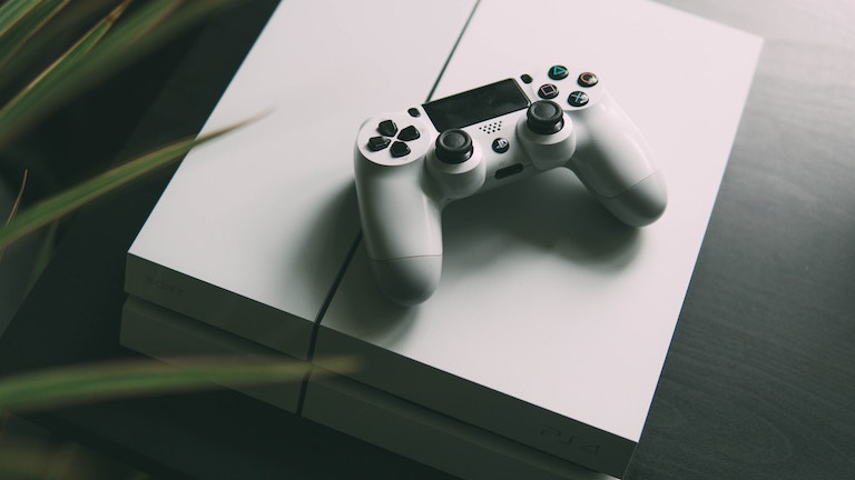 Weiße PlayStation 4 mit Controller