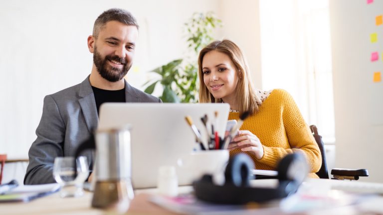 Skype Screen Sharing: Geschäftspartner Zwei Geschäftspartner sitzen an einem Laptop und teilen sich den Bildschirm