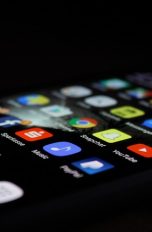 Ein Smartphone in der Dunkelheit