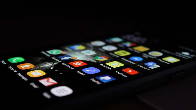 Ein Smartphone in der Dunkelheit